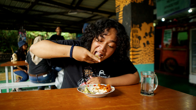 Ilustrasi makan lahap. Foto: Iqbal Firdaus/kumparan