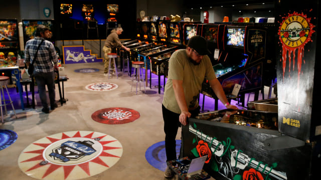 Pengunjung bermain di Museum Pinball Athena di Athena, Yunani. Foto: REUTERS/Costas Baltas