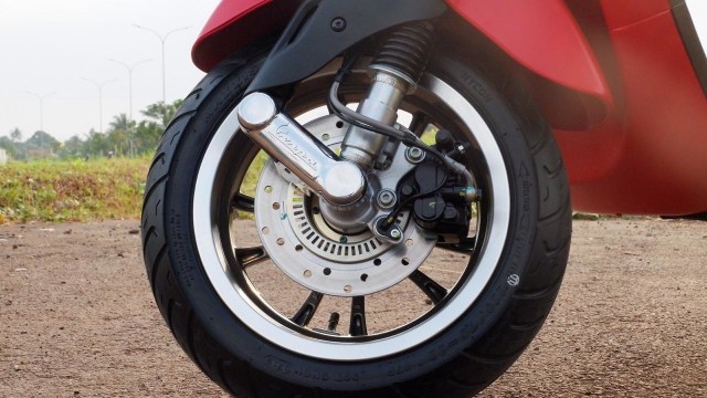 Ban depan dan kaki-kaki Vespa Primavera S Foto: Aditya Pratama Niagara/kumparanOTO