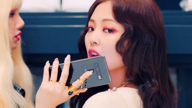 Samsung Galaxy S10 Plus ceramic black di video Blackpink 'Kill This Love'. Foto: Blackpink/YouTube