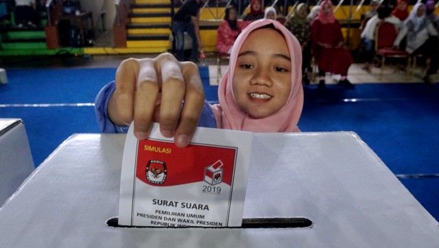 Salah satu peserta perempuan yang melakukan pelatihan tata cara pencoblosan di Tempat Pemungutan Suara (TPS) di GOR Bulungan, Jakarta, Sabtu (6/4). Foto: Fanny Kusumawardhani/kumparan