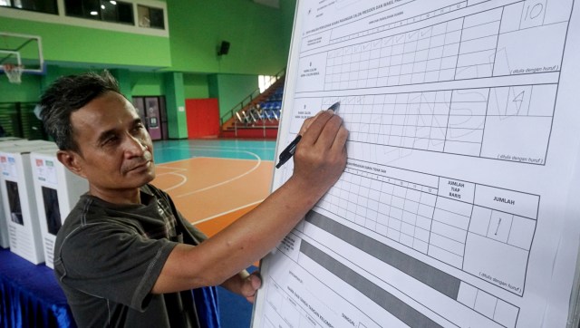 Simulasi penghitungan suara di pelatihan tata cara pencoblosan di Tempat Pemungutan Suara (TPS) di GOR Bulungan, Jakarta, Sabtu (6/4). Foto: Fanny Kusumawardhani/kumparan
