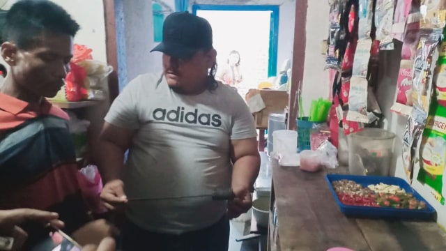 Tim Resmob membawa pelaku ke TKP untuk menunjukan barang bukti. Yakni, sebilah golok yang digunakan pelaku menganiaya korban hingga tewas. (Foto: Fajar Eko Nugroho)
