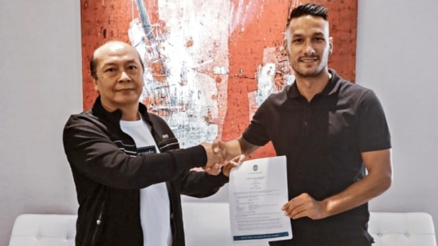 Raphael Maitimo meneken kontrak dengan PSIM. Foto: Dok. PSIM