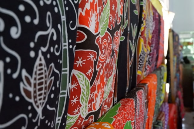 Koleksi pajangan batik tulis khas Lampung di Deandra Batik | Foto : Obbie Fernando/Lampung Geh