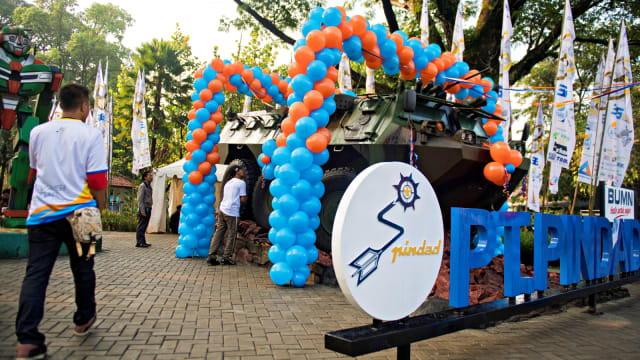 Pengunjung melintas disamping monumen Panser Anoa di Taman Cibeunying saat peringatan HUT ke-36 Pindad di Bandung Foto: Antara/M Agung Rajasa