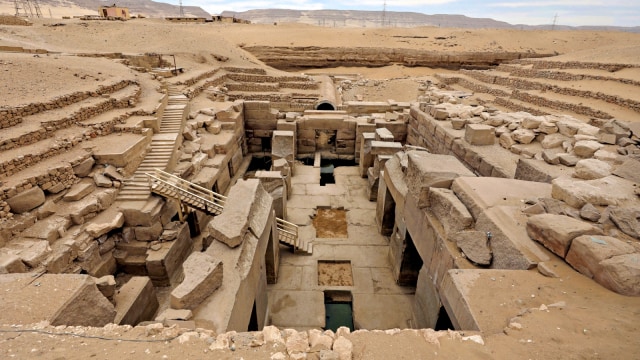 Suasana proyek penurunan air tanah baru pada bagian belakang Kuil Seti I, Osirion. Foto: Reuters/Mohamed Abd El Ghany