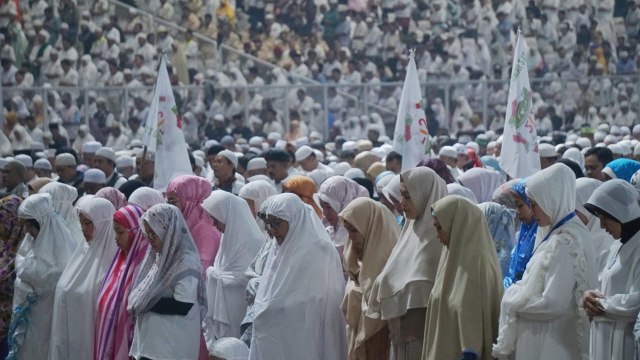 Massa kampanye akbar Prabowo-Sandi salat subuh berjemaah di Stadion Utama Gelora Bung Karno (GBK), Jakarta, Minggu (7/4/2019) Foto: Irfan Adi Saputra/kumparan