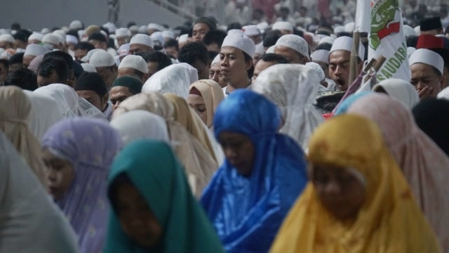 Massa kampanye akbar Prabowo-Sandi salat subuh berjemaah di Stadion Utama Gelora Bung Karno (GBK), Jakarta, Minggu (7/4/2019) Foto: Irfan Adi Saputra/kumparan