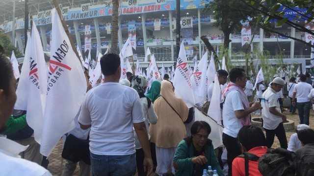 Massa kampanye akbar Capres dan Cawapres no urut 02 Prabowo-Sandi mulai memadati kawasan GBK. Foto: Mohammad Fajri/kumparan