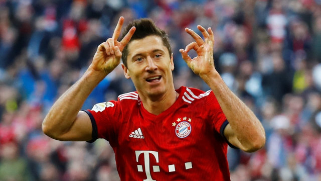 Lewandowski merayakan golnya ke gawang Dortmund. Foto: REUTERS/Kai Pfaffenbach