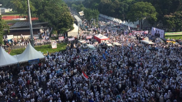 Pendukung pasangan capres-cawapres nomor urut 02 Prabowo Subianto dan Sandiaga Uno hadiri kampanye akbar di luar Stadion Gelora Bung Karno, Minggu, (7/4). Foto: Muhamad Darisman/kumparan