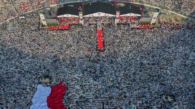 Pendukung pasangan capres-cawapres nomor urut 02 Prabowo Subianto dan Sandiaga Uno memadati Stadion Utama Gelora Bung Karno saat kampanye akbar di Jakarta, Minggu (7/4). Foto: ANTARA FOTO/Hafidz Mubarak A