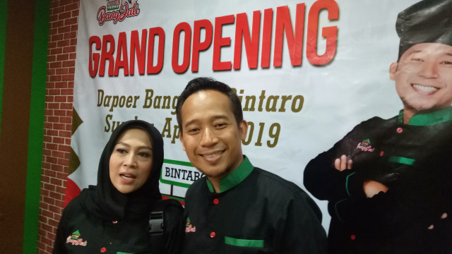 Komedian Denny Cagur dan istrinya, Santi Widihastuti Foto: Aria Pradana/kumparan
