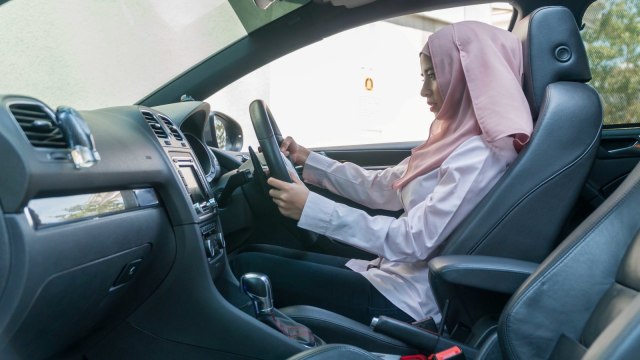 Ilustrasi perempuan muslimah menyetir mobil sendiri. Foto: Getty Images