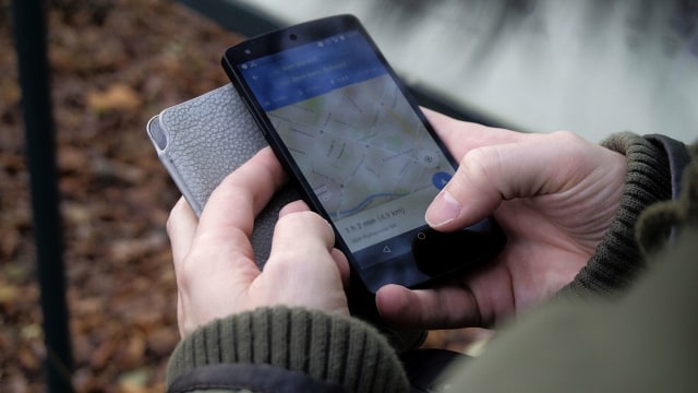 Memakai Google Maps di ponsel Foto: Foto: Ingo Joseph via Pexels (CC0 Public Domain)