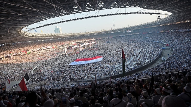 Pendukung capres dan cawapres nomor urut 02, Prabowo Subianto dan Sandiaga Uno mengikuti kampanye akbar di Stadion Gelora Bung Karno, Senayan, Jakarta, Minggu (7/4 Foto: ANTARA FOTO/Galih Pradipta