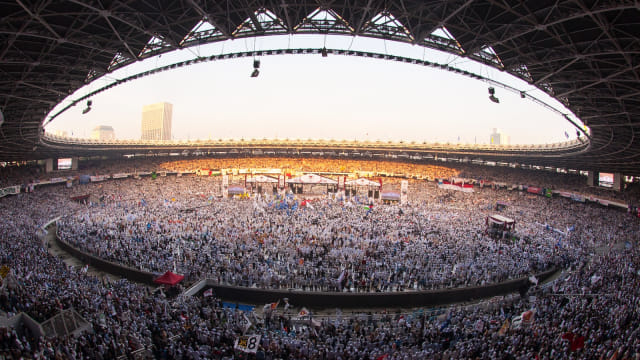 Pendukung pasangan capres dan cawapres nomor urut 02, Prabowo Subianto dan Sandiaga Uno mengikuti kampanye akbar di Stadion Gelora Bung Karno, Senayan, Jakarta, Minggu (7/4). Foto: ANTARA FOTO/Zarqoni Maksum
