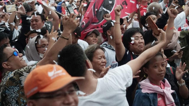 Pendukung pasangan capres dan cawapres no urut 01, Joko Widodo dan Ma'ruf Amin saat kampanye di Tangerang, Minggu, (7/4). Foto: Iqbal Firdaus/kumparan