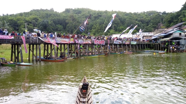 Atraksi Jukung Race di Waduk Riam Kanan, Kecamatan Aranio, Kabupaten Banjar pada Minggu (7/4/2019). Foto: Donny Muslim/banjarhits.id