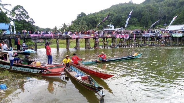Atraksi Jukung Race di Waduk Riam Kanan, Kabupaten Banjar, Provinsi Kalimantan Selatan pada Minggu (7/4). Foto: Donny Muslim/ banjarhits.id