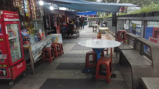 Sejumlah pedagang yang berada di Teras Cihampelas di Jalan Cihampelas, Kota Bandung. Foto: Rachmadi Rasyad/kumparan