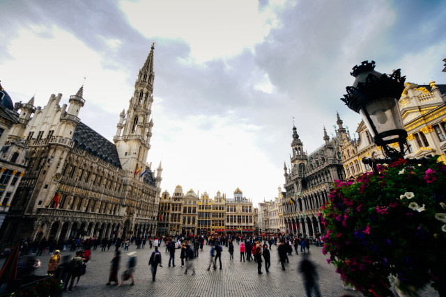 Aktivitas Warga di salah satu sudut White Building di kota Brussel, Belgia (Photo by Yannis Papanastasopoulos on Unsplash)