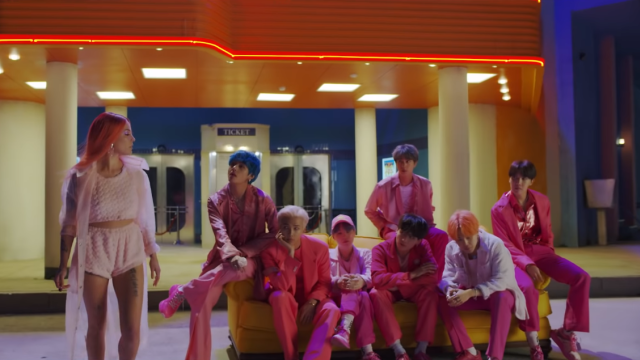 BTS dan Halsey dalam teaser 'Boy With Luv'. Foto: YouTube/@ibighit