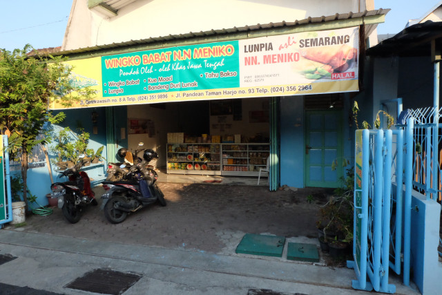 Toko pusat oleh-oleh sekaligus pabrik pembuatan Wingko Babat NN Meniko, salah satu yang tertua di Semarang. Foto: Afiati Tsalitsati/kumparan