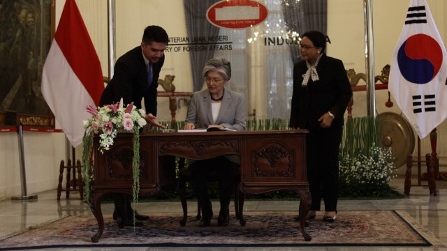 Menteri Luar Negeri Korea Selatan Kang Kyung-wha (tengah) saat pertemuan bilateral dengan Menteri Luar Negeri Retno LP Marsudi (kanan) di Jakarta. Foto: Helmi Afandi Abdullah/kumparan