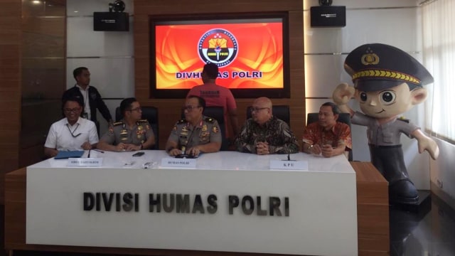 Komisioner KPU Ilham (kanan) dan Karopenmas Divisi Humas Polri Brigjen Pol Dedi Prasetyo (kedua dari kanan) di Mabes Polri. Foto: Mirsan Simammora/kumparan