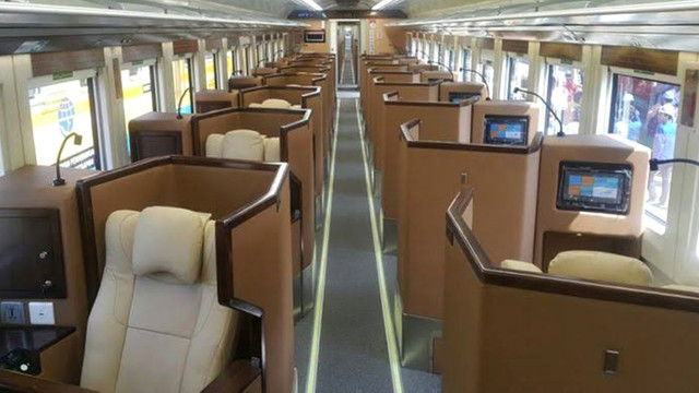 Suasana di dalam kereta api pesanan KAI, produksi Inka untuk Lebaran 2019. Foto: Abdul Latif/kumparan