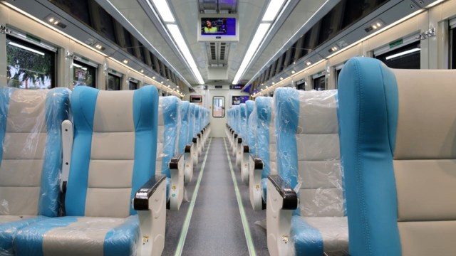 Suasana di dalam kereta api pesanan KAI, produksi Inka untuk Lebaran 2019. Foto: Abdul Latif/kumparan