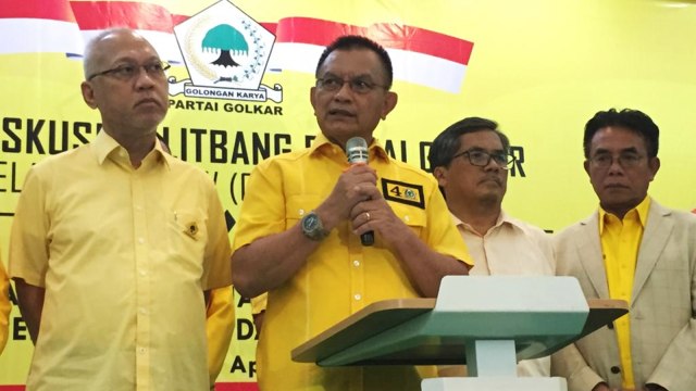 Wakil Sekjen DPP Golkar, Lodewijk Paulus (kedua dari kiri) saat konferensi pers di kantor DPP Golkar. Foto: Andesta Herli/kumparan