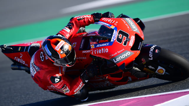 Danilo Petrucci melaju di Sirkuit Losail, Qatar. Foto: GIUSEPPE CACACE/AFP