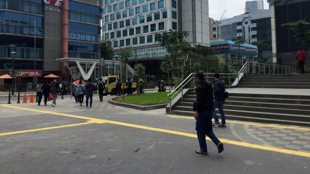 Suasana para pejalan kaki di trotoar Stasiun Sudirman, Jakarta. Foto: Selfy Momongan/kumparan