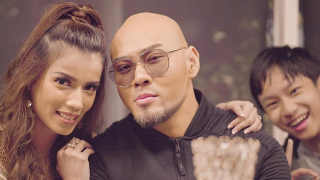 Deddy Corbuzier dan tunangannya, Sabrina Chairunnisa. Foto: instagram/sabrinachairunnisa_