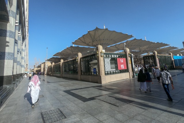 Jemaah memasuki komplek Masjid Nabawi. Foto: Suparta/acehkini