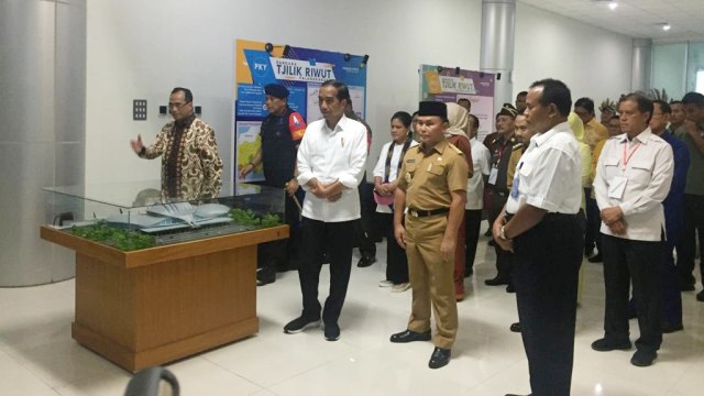Presiden Joko Widodo (ketiga kiri) saat akan meresmikan Terminal Bandara Tjilik Riwut, Palangkaraya, Senin, (8/4). Foto: Moh Fajri/kumparan