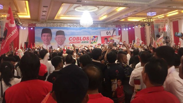 Suasana jelang kampanye capres no urut 01, Joko Widodo di Gor Kalawa, Palangka Raya, Senin, (8/4). Foto: Moh Fajri/kumparan