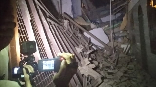 Sebuah bangunan bertingkat di Jalan Rigroad, Kecamatan Medan Sunggal, Sumatera Utara, roboh, Senin (8/4). Foto: Rahmat Utomo/kumparan