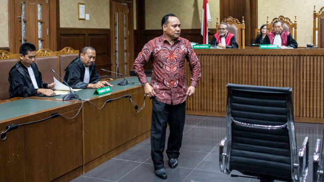 Mantan Ketua DPRD Kabupaten Kepulauan Sula, Zainal Mus (tengah) mengikuti sidang putusan di pengadilan Tipikor, Jakarta, Senin (8/4). Foto: ANTARA FOTO/Aprillio Akbar