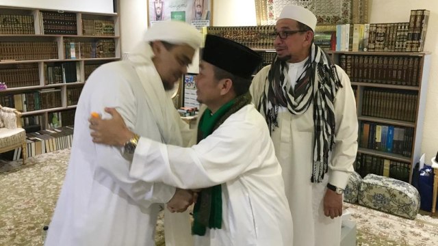 Salim Segaf Aljufri (kanan) dan Jazuli Juwaini (tengah) bertemu ke Rizieq di Makkah. Foto: Dok. Jazuli Juwaini