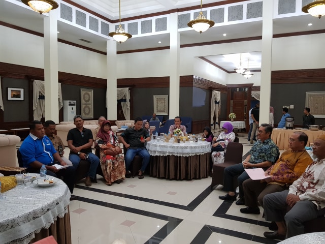 Suasana pertemuan antara Gubernur Babel, Erzaldi Rosman dengan sejumlah perwakilan Orangtua Mahahasiswa yang kuliah dan magang di Taiwan. (Anjar) 
