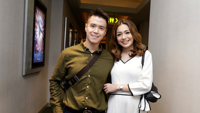 Artis Maya Septha dan suaminya Khrisna WardhanaFoto: Ronny