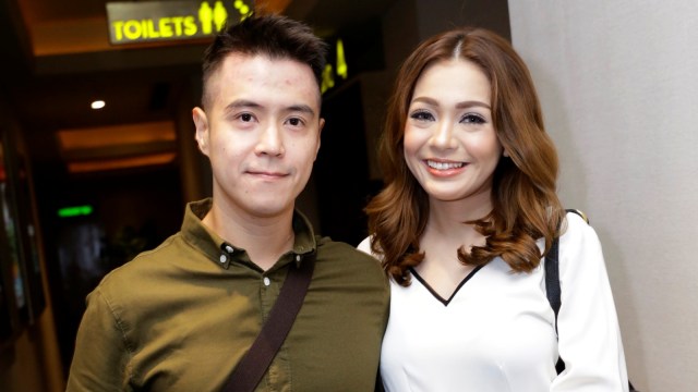 Artis Maya Septha dan suaminya. Foto: Ronny