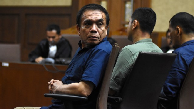 Terdakwa Gubernur nonaktif Aceh Irwandi Yusuf (kiri) menjalani sidang pembacaan putusan kasus dugaan suap Dana Otonomi Khusus Aceh. Foto: ANTARA FOTO/Indrianto Eko Suwarso