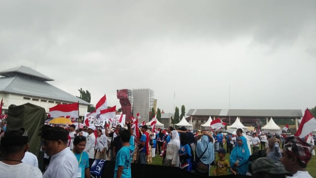 Suasana kampanye Sandiaga Uno yang diguyur hujan deras di Buleleng, Selasa (9/4) - kanalbali/KAD