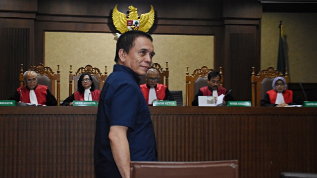 Terdakwa Gubernur nonaktif Aceh Irwandi Yusuf (tengah) bersiap menjalani sidang dengan agenda pembacaan. Foto: Antara/Indrianto Eko Suwarso