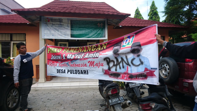 Spanduk Jokowi-Ma'ruf Amin ditulisi banci. Tim Kampanye Daerah (TKD) melaporkan ke Bawaslu, Selasa (9/4). (Foto: Yunar Rahmawan)